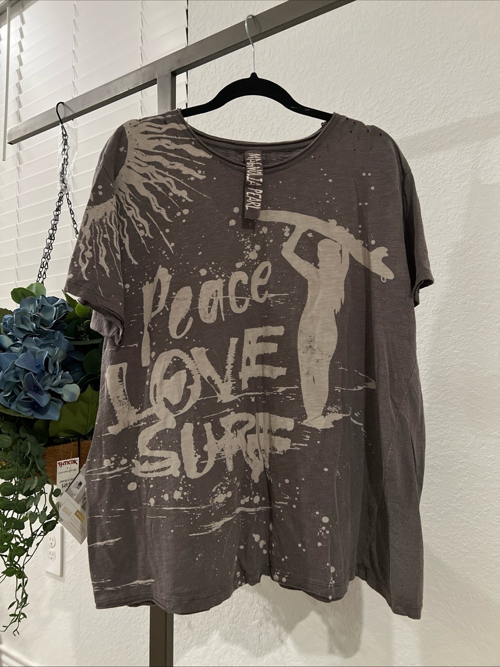 Magnolia Pearl Brown Graphic 'Peace Love Surf' Tee